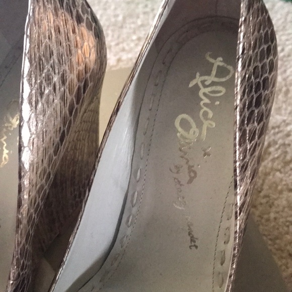 GOLD ALICE AND OLIVIA WEDGES - Picture 7 of 8